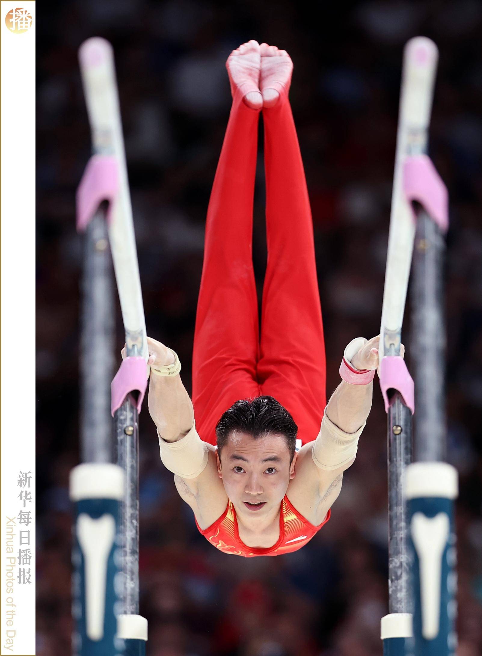 竞技体操选手在双杠项目中完美表现惊艳全场
