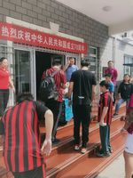 AC米兰球员集体前往儿童福利院看望孩子们