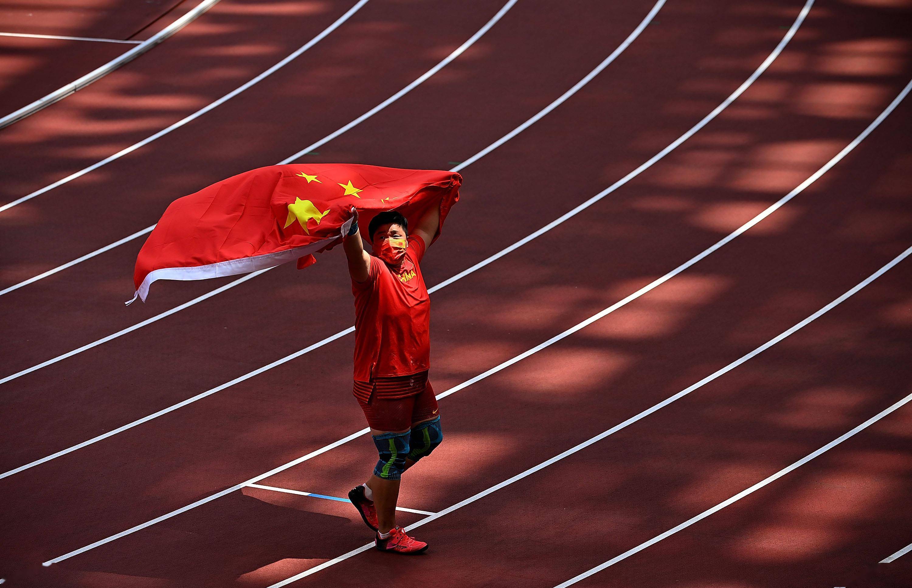 戴着国旗走向领奖台欢庆胜利的简单介绍