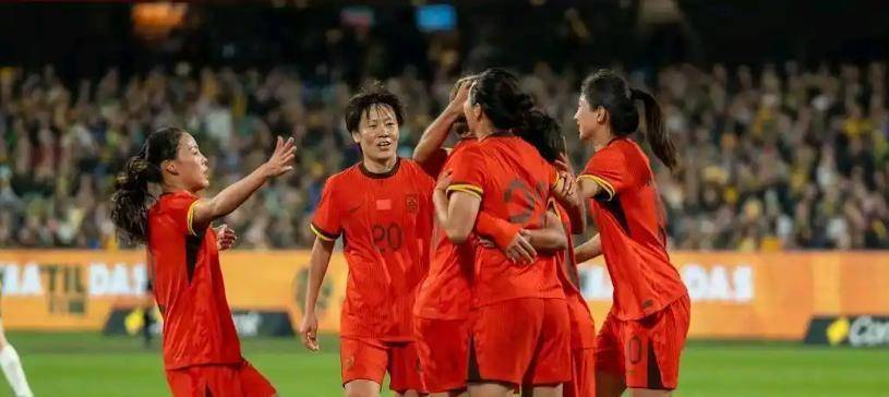 关于女子足球大赛竞赛激烈，强队连连取胜的信息