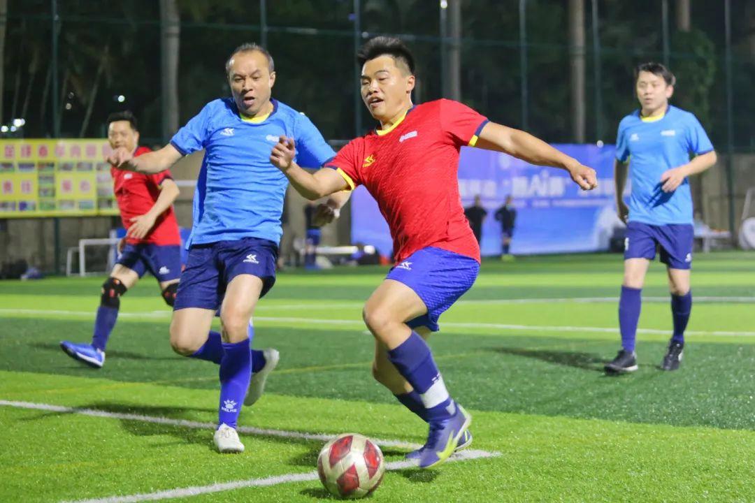 同城乐体育在线-运动员们在足球场上交相辉映，赢得观众喝彩