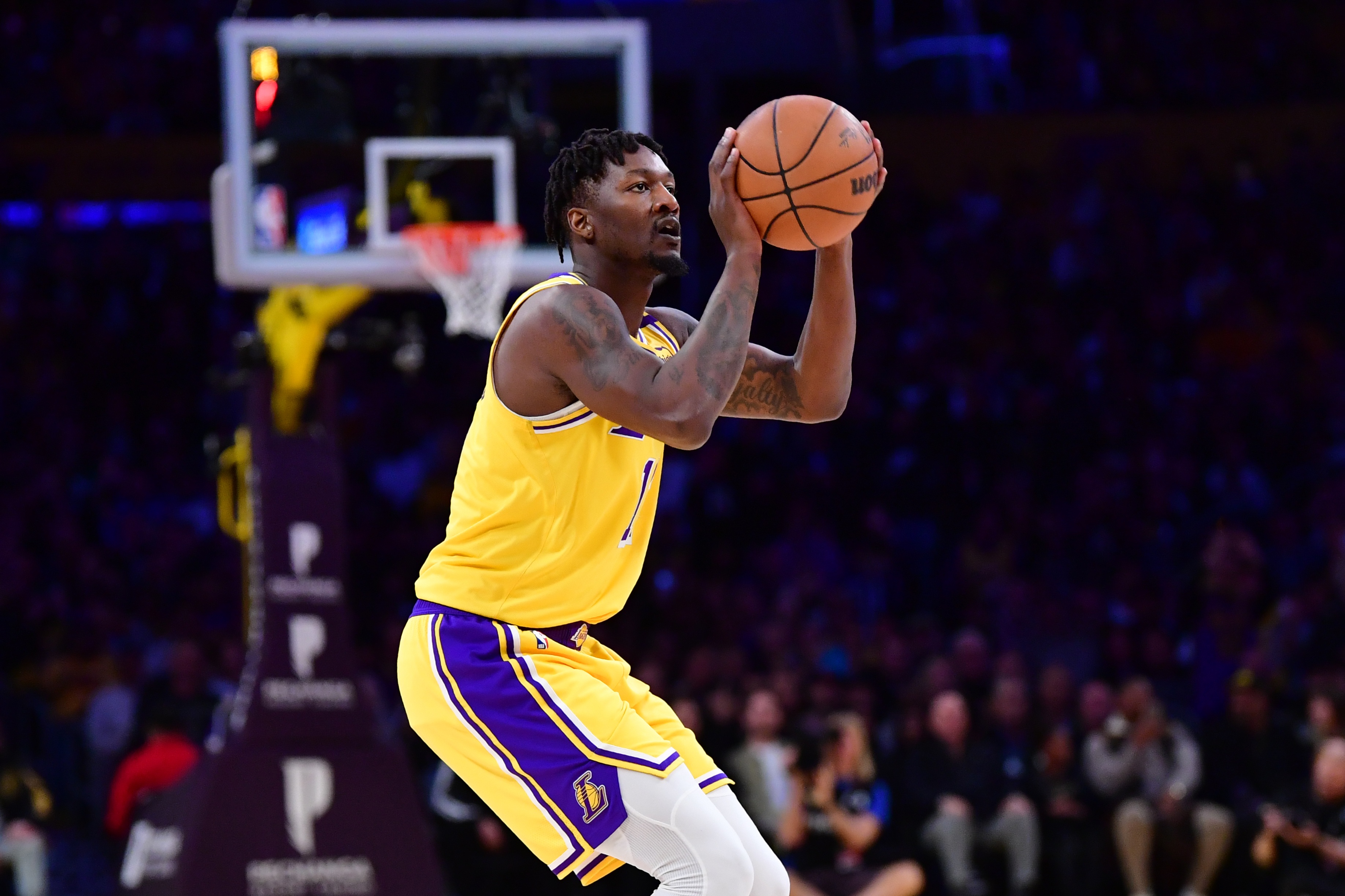 湖人轻取黄蜂，领先优势扩大