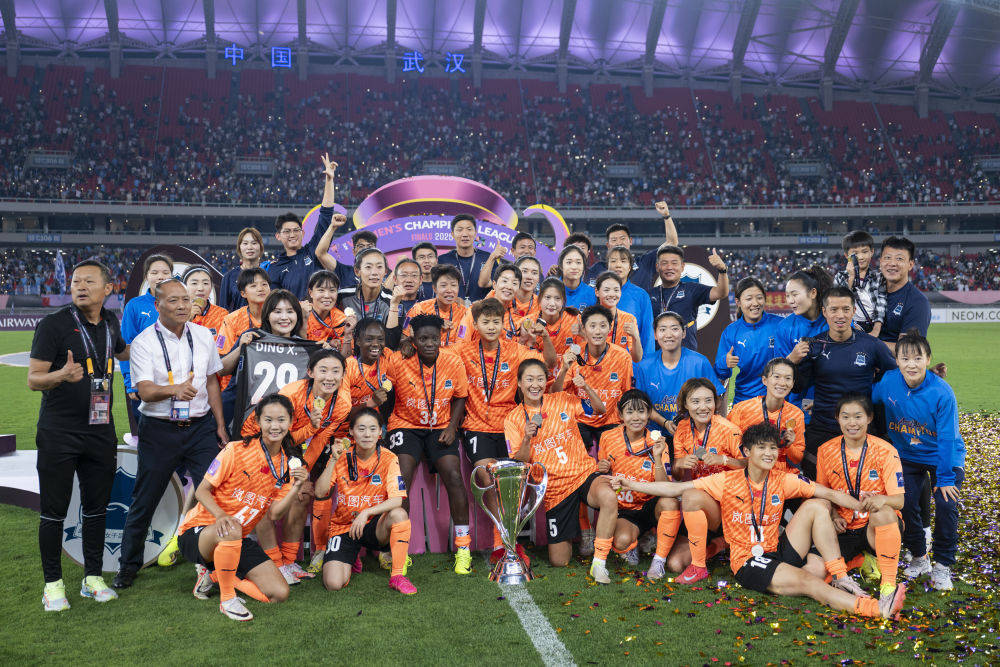 同城乐体育视频-比赛中女足队员积极奋战争夺冠军